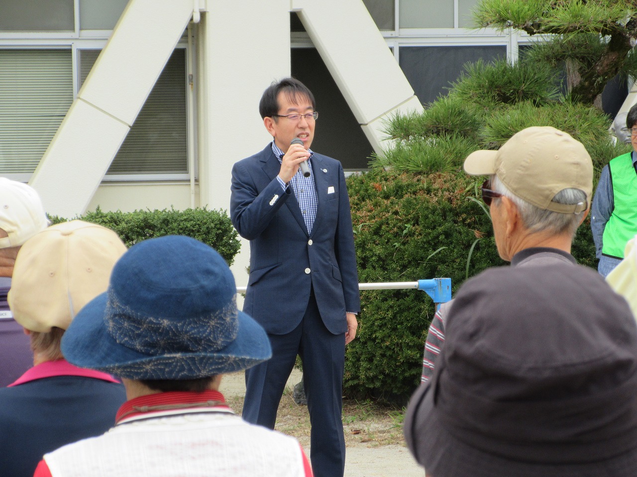 藤浪地区コミュニティグラウンドゴルフ大会の市長挨拶の様子