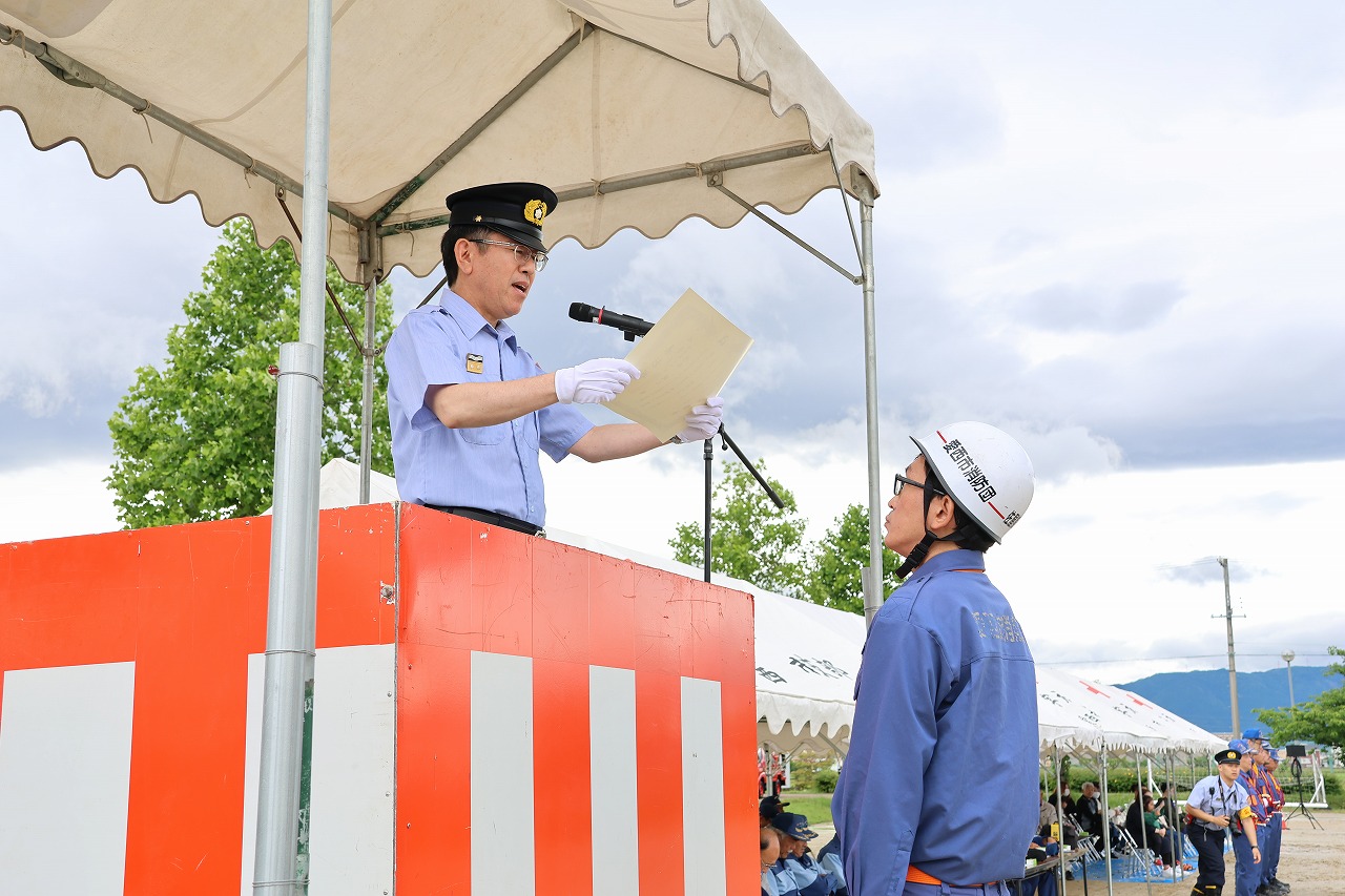 消防団観閲式での市長表彰の様子