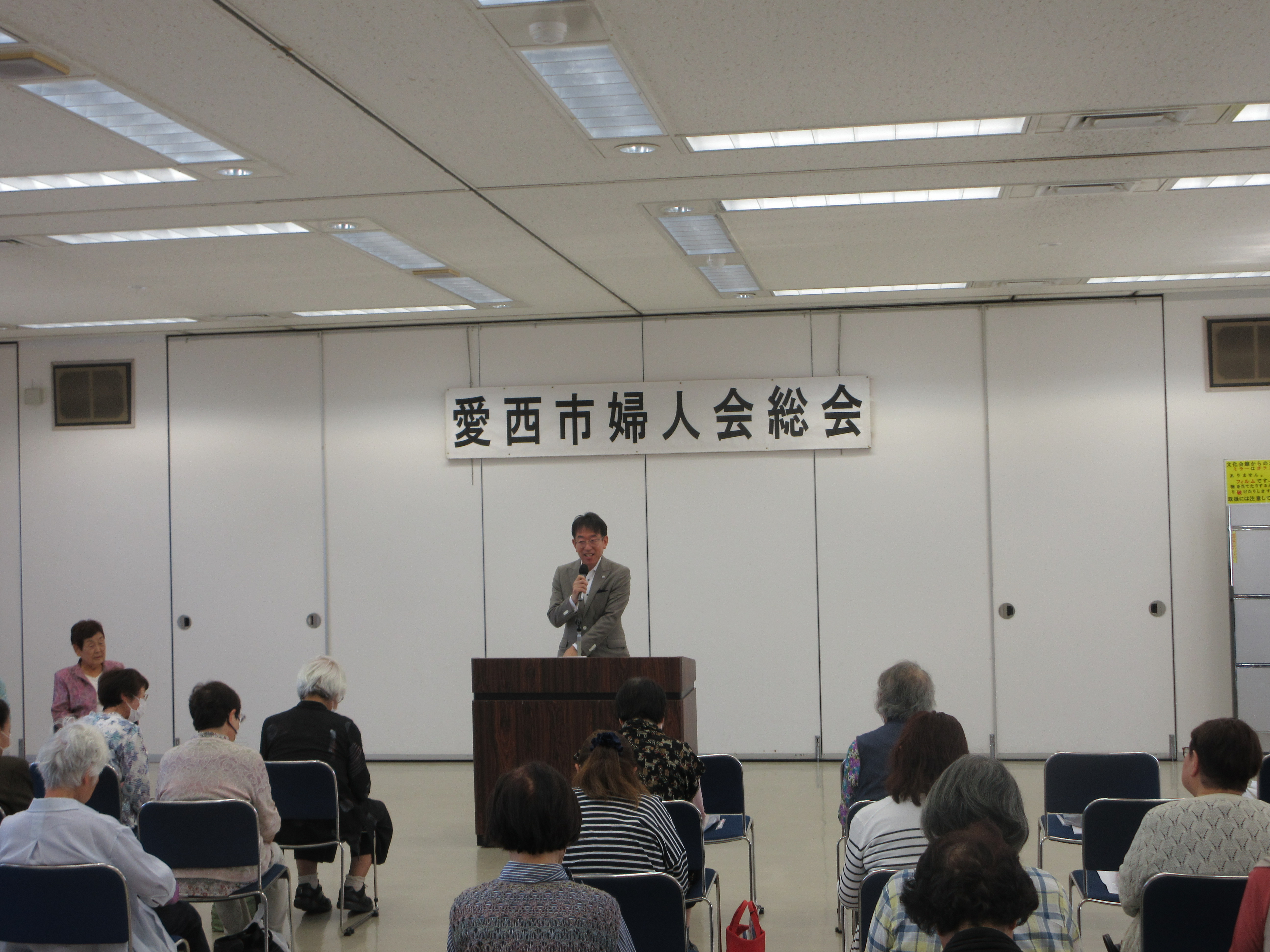 婦人会総会での市長挨拶の様子